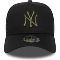 cappellino-trucker-nero-con-logo-verde-a-frame-league-essential-dei-new-york-yankees-mlb-di-new-era