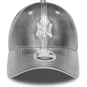cappellino-curvo-argento-regolabile-da-donna-9forty-metallic-dei-new-york-yankees-mlb-di-new-era