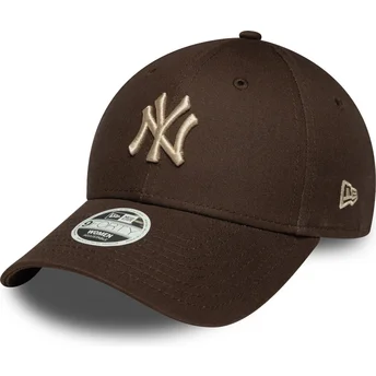 Cappellino curvo marrone regolabile da donna con logo beige 9FORTY League Essential dei New York Yankees MLB di New Era