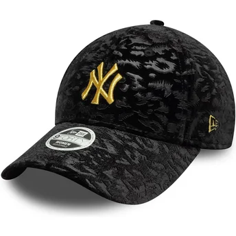 Cappellino con visiera curva nero regolabile da donna con logo giallo 9FORTY Leo Velour Metallic di New York Yankees MLB di New 
