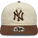 cappellino-curvo-beige-e-marrone-regolabile-9fifty-a-frame-suede-visor-di-new-york-yankees-mlb-di-new-era