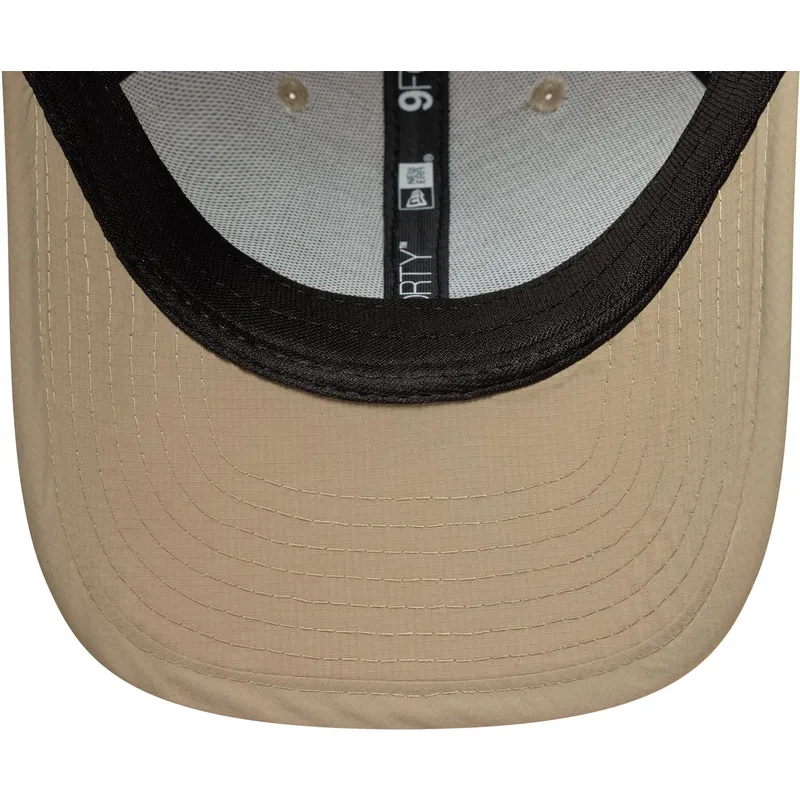 cappellino-curvo-beige-regolabile-9forty-m-crown-sport-di-new-era