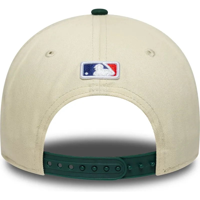 cappellino-curvo-beige-e-verde-snapback-9forty-m-crown-di-oakland-athletics-mlb-di-new-era