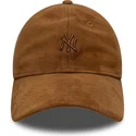 cappellino-curvo-marrone-regolabile-con-logo-marrone-9twenty-suede-di-new-york-yankees-mlb-di-new-era