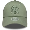 cappellino-con-visiera-curva-verde-chiaro-regolabile-con-logo-verde-da-donna-9forty-league-essential-dei-new-york-yankees-mlb-di