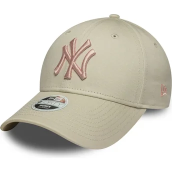 Cappellino curvo beige regolabile con logo rosa da donna 9FORTY League Essential dei New York Yankees MLB di New Era