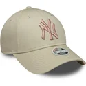 cappellino-curvo-beige-regolabile-con-logo-rosa-da-donna-9forty-league-essential-dei-new-york-yankees-mlb-di-new-era