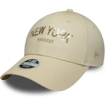 Cappellino curvo beige regolabile da donna 9FORTY Sequin Wordmark dei New York Yankees MLB di New Era
