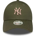 cappellino-curvo-verde-regolabile-con-logo-rosa-da-donna-9forty-league-essential-midi-dei-new-york-yankees-mlb-di-new-era