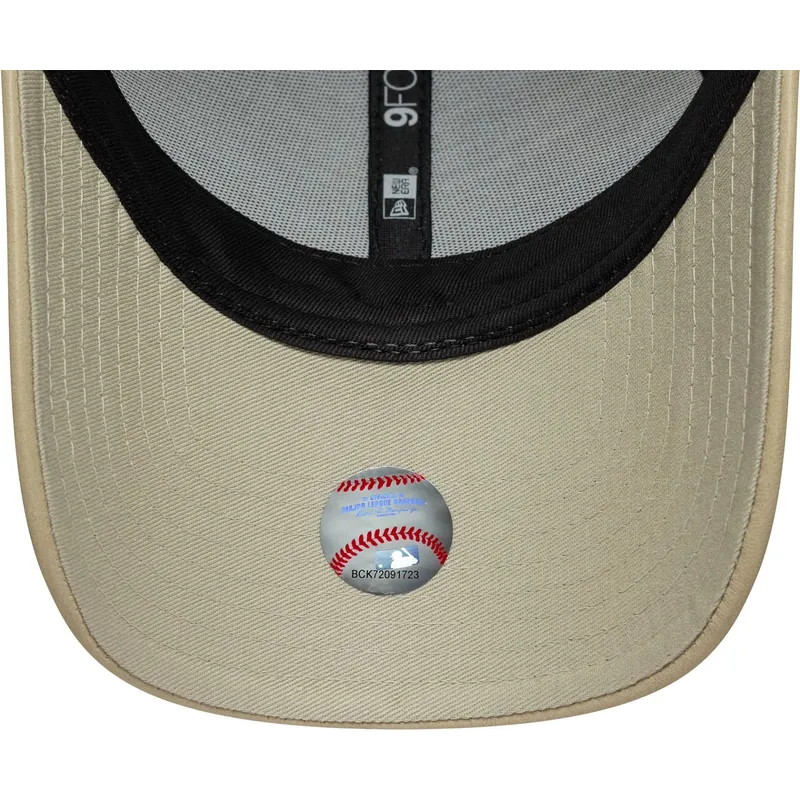 cappellino-curvo-beige-regolabile-con-logo-beige-da-donna-9forty-pu-dei-new-york-yankees-mlb-di-new-era