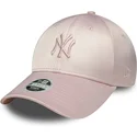 cappellino-curvo-rosa-regolabile-con-logo-rosa-da-donna-9forty-satin-dei-new-york-yankees-mlb-di-new-era