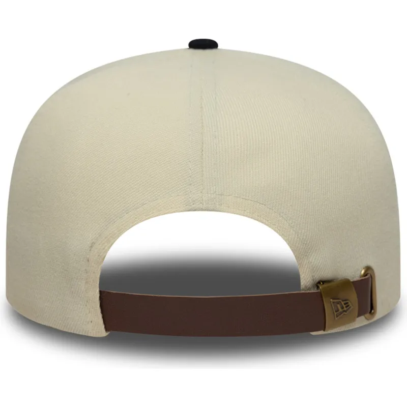berretto-piatto-beige-e-blu-marino-regolabile-19twenty-outdoor-graphic-di-new-era