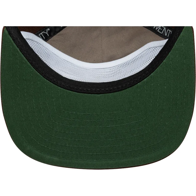 berretto-piatto-marrone-regolabile-19twenty-outdoor-graphic-di-new-era