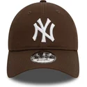 cappellino-curvo-marrone-regolabile-9twenty-league-essential-dei-new-york-yankees-mlb-di-new-era