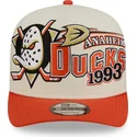 cappellino-visiera-curva-beige-e-arancione-snapback-9fifty-a-frame-classic-di-anaheim-ducks-nhl-di-new-era