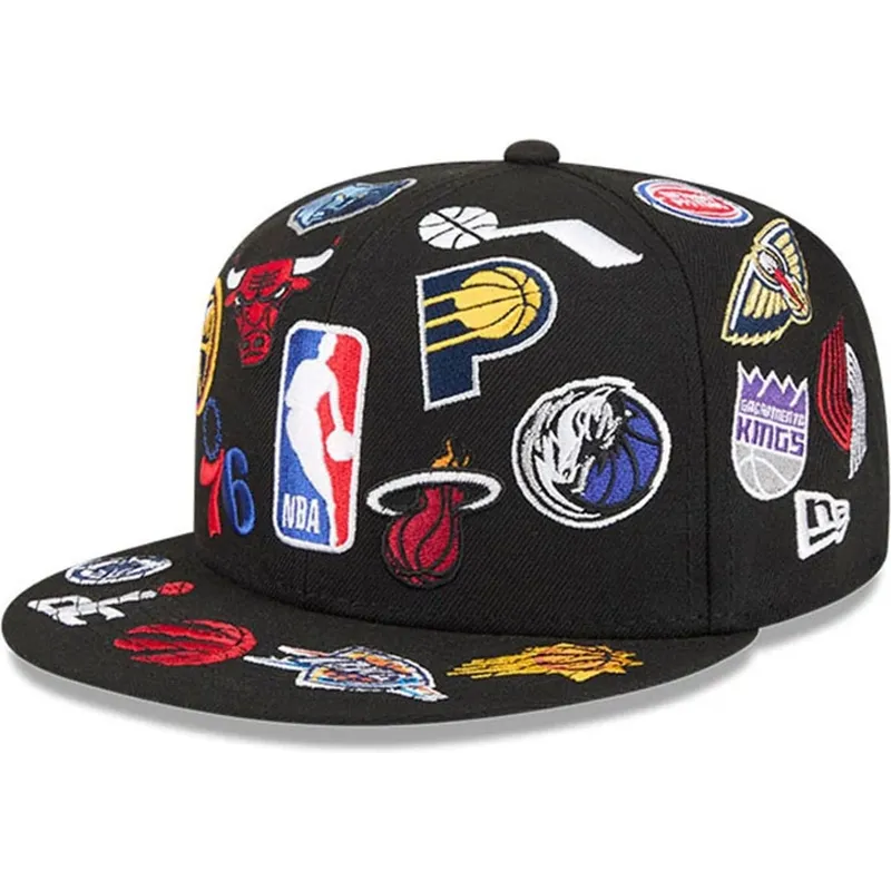 cappello-piatto-nero-aderente-59fifty-all-over-di-nba-di-new-era