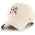 gorra-curva-beige-snapback-con-logo-violeta-mvp-ballpark-de-new-york-yankees-mlb-de-47-brand