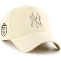 gorra-curva-beige-snapback-con-logo-beige-mvp-dt-sure-shot-two-tone-cotton-de-new-york-yankees-mlb-de-47-brand