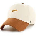 cappellino-curvo-beige-e-marrone-regolabile-clean-up-mini-script-suede-visor-di-oakland-athletics-mlb-di-47-brand