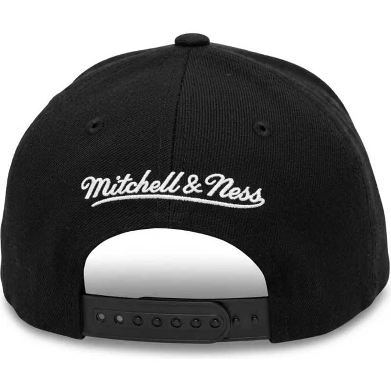 cappellino-curvo-nero-snapback-branded-di-mitchell-ness