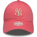 cappellino-curvo-rosa-regolabile-con-logo-beige-da-donna-9twenty-league-essential-midi-dei-new-york-yankees-mlb-di-new-era