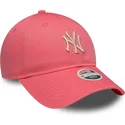 cappellino-curvo-rosa-regolabile-con-logo-beige-da-donna-9twenty-league-essential-midi-dei-new-york-yankees-mlb-di-new-era