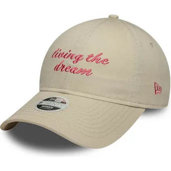 Cappellino curvo beige regolabile da donna 9TWENTY Living The Dream Slogan di New Era