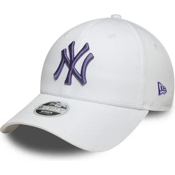 Cappellino curvo bianco regolabile con logo viola da donna 9FORTY League Essential dei New York Yankees MLB di New Era