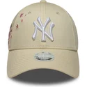 cappellino-curvo-beige-regolabile-da-donna-9forty-floral-icon-side-dei-new-york-yankees-mlb-di-new-era