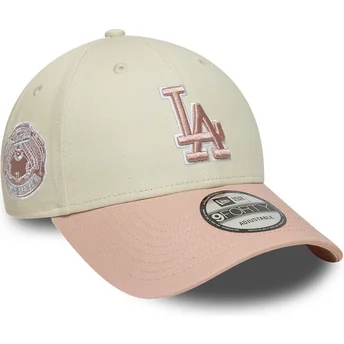 Cappellino curvo beige e rosa regolabile con logo rosa 9FORTY World Series Patch dei Los Angeles Dodgers MLB di New Era