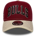 cappellino-curvo-rosso-e-beige-snapback-e-frame-city-icon-dei-chicago-bulls-nba-di-new-era