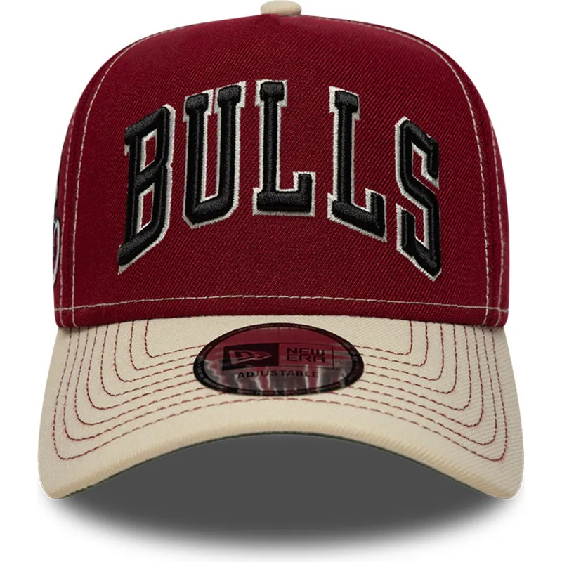 cappellino-curvo-rosso-e-beige-snapback-e-frame-city-icon-dei-chicago-bulls-nba-di-new-era