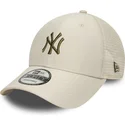 cappellino-trucker-beige-regolabile-con-logo-verde-9forty-homefield-midi-di-new-york-yankees-mlb-di-new-era