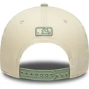 cappellino-visiera-curva-beige-e-verde-snapback-con-logo-verde-9forty-m-crown-side-script-dei-los-angeles-dodgers-mlb-di-new-era