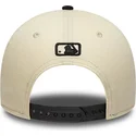 gorra-curva-beige-y-negra-snapback-9forty-m-crown-side-script-de-new-york-mets-mlb-de-new-era