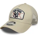 cappellino-trucker-beige-9forty-m-crown-a-frame-dei-new-york-yankees-mlb-di-new-era