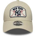 cappellino-trucker-beige-9forty-m-crown-a-frame-dei-new-york-yankees-mlb-di-new-era