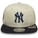 cappello-piatto-beige-snapback-con-logo-blu-marino-9fifty-original-fit-world-series-dei-new-york-yankees-mlb-di-new-era