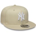 cappello-piatto-beige-snapback-con-logo-bianco-9fifty-league-essential-di-new-york-yankees-mlb-di-new-era