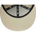 cappello-piatto-beige-snapback-con-logo-bianco-9fifty-league-essential-di-new-york-yankees-mlb-di-new-era