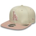 cappello-piatto-beige-snapback-con-logo-rosa-9fifty-original-fit-world-series-patch-dei-los-angeles-dodgers-mlb-di-new-era
