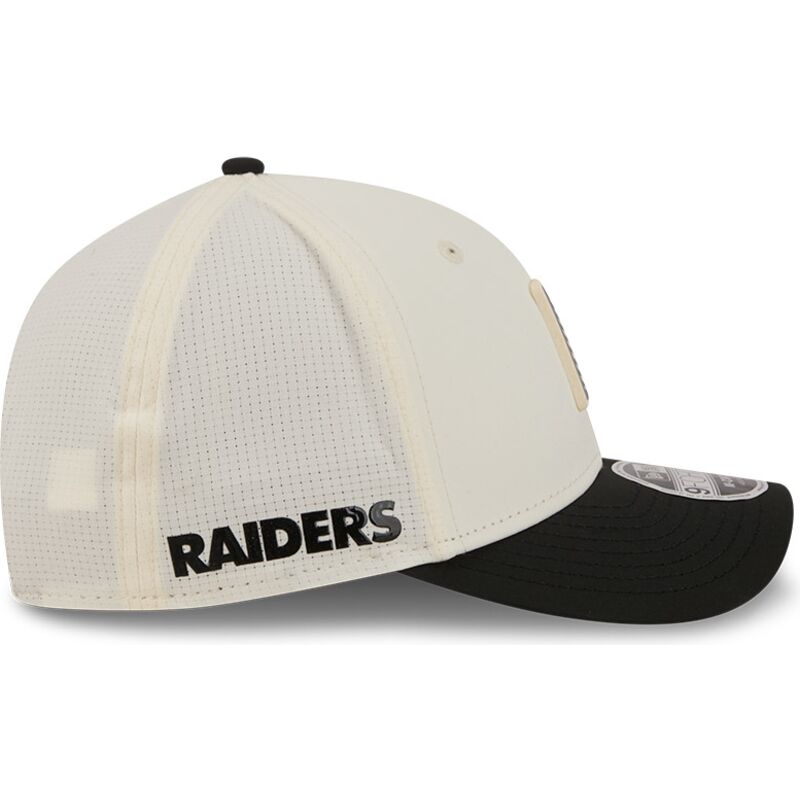 cappellino-curvo-beige-e-nero-snapback-9forty-m-crown-training-pack-2026-dei-las-vegas-raiders-nfl-di-new-era