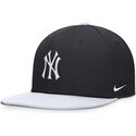 cappellino-piatto-blu-marino-e-bianco-snapback-per-bambino-dri-fit-pro-structured-square-bill-dei-new-york-yankees-mlb-di-nike