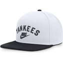 cappello-piatto-bianco-e-blu-marino-snapback-cooperstown-dri-fit-pro-structured-square-bill-di-new-york-yankees-mlb-di-nike