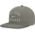 cappello-piatto-verde-snapback-dri-fit-pro-structured-square-bill-dei-new-york-yankees-mlb-di-nike