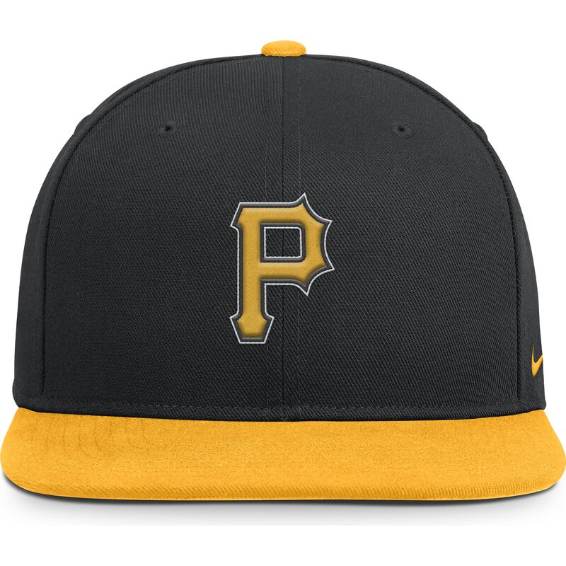 cappello-piatto-nero-e-giallo-snapback-dri-fit-pro-structured-square-bill-dei-pittsburgh-pirates-mlb-di-nike cappello-piatto-nero-e-giallo-snapback-dri-fit-pro-structured-square-bill-dei-pittsburgh-pirates-mlb-di-nike
