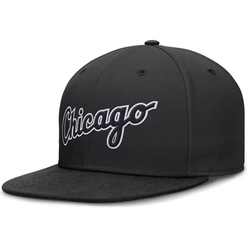 cappello-piatto-nero-aderente-dri-fit-true-structured-round-bill-dei-chicago-white-sox-mlb-di-nike cappello-piatto-nero-aderente-dri-fit-true-structured-round-bill-dei-chicago-white-sox-mlb-di-nike