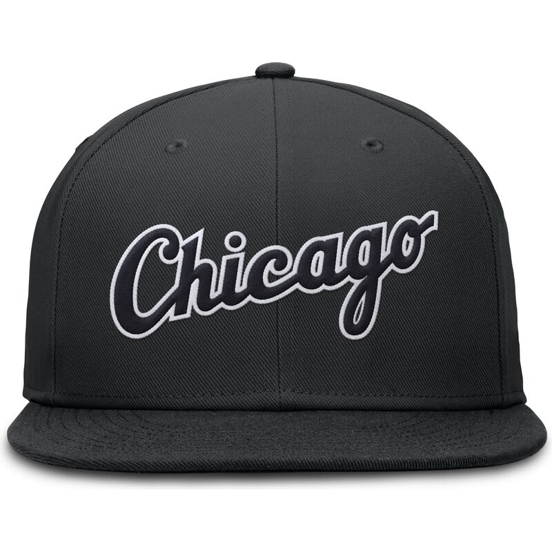 cappello-piatto-nero-aderente-dri-fit-true-structured-round-bill-dei-chicago-white-sox-mlb-di-nike cappello-piatto-nero-aderente-dri-fit-true-structured-round-bill-dei-chicago-white-sox-mlb-di-nike