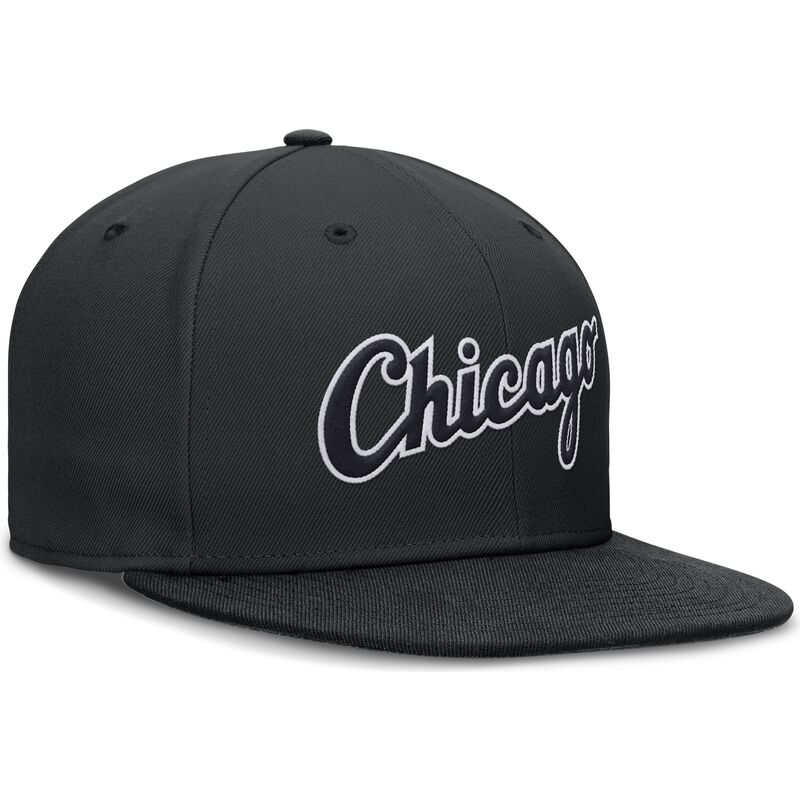 cappello-piatto-nero-aderente-dri-fit-true-structured-round-bill-dei-chicago-white-sox-mlb-di-nike cappello-piatto-nero-aderente-dri-fit-true-structured-round-bill-dei-chicago-white-sox-mlb-di-nike