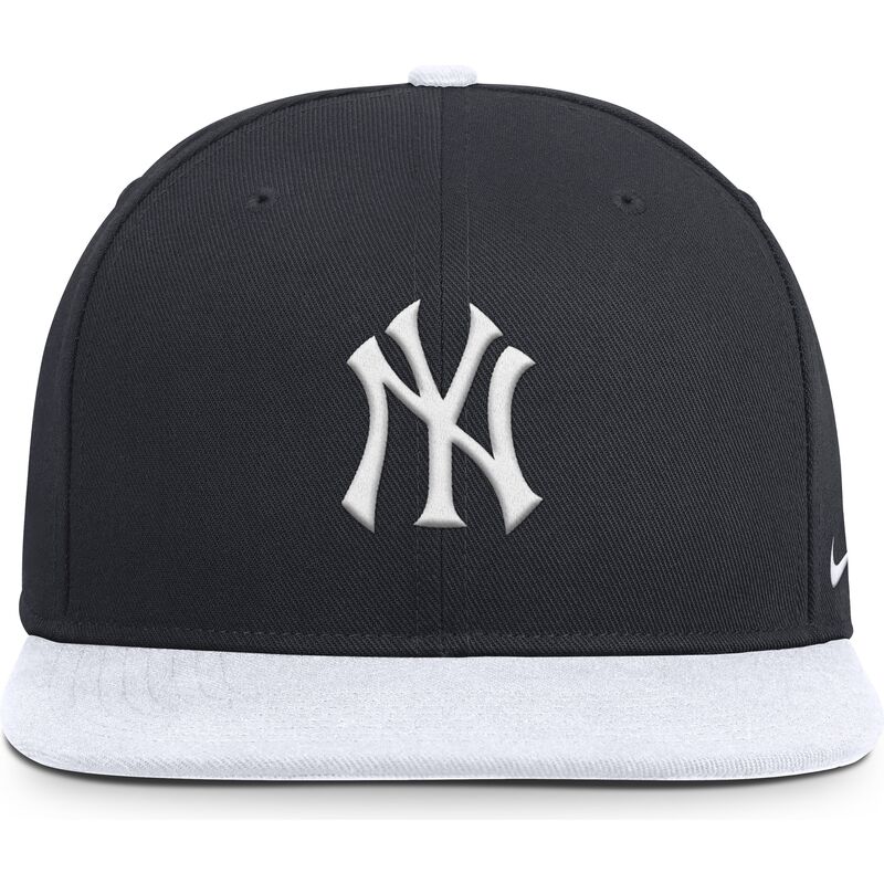 gorra-plana-azul-marino-y-blanca-snapback-dri-fit-pro-structured-square-bill-de-new-york-yankees-mlb-de-nike gorra-plana-azul-marino-y-blanca-snapback-dri-fit-pro-structured-square-bill-de-new-york-yankees-mlb-de-nike